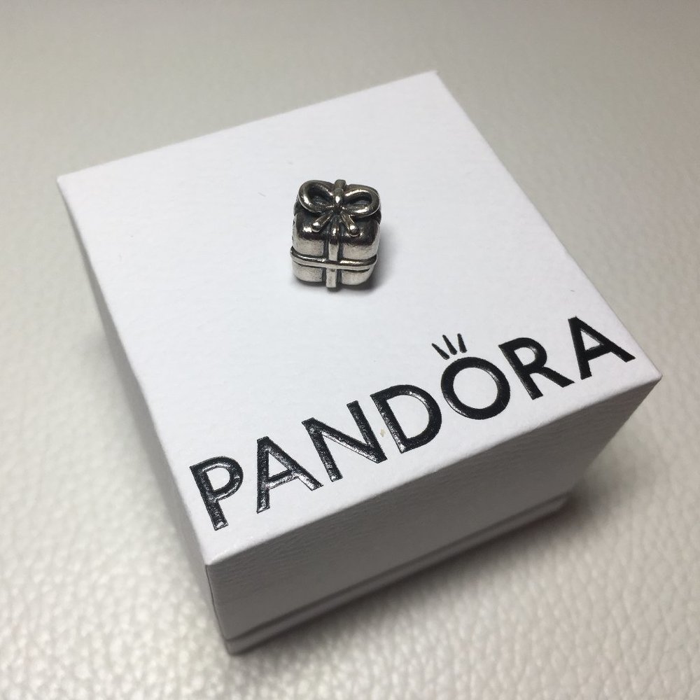 PANDORA Present Charm